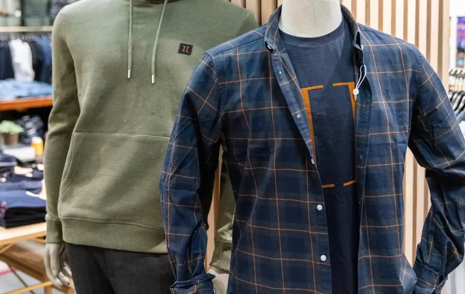 Brandstad herremote, butikkhyller og reoler med bukser og gensere til herrer.