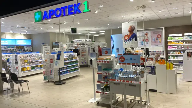 butikk med hvite reoler og varer