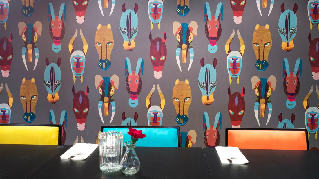 Tapet med forskjellige dyrehoder i forskjellige farger på Thon Hotel Europa i Oslo sentrum rett ved Slottsparken