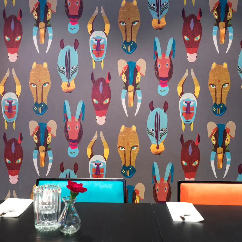 Tapet med forskjellige dyrehoder i forskjellige farger på Thon Hotel Europa i Oslo sentrum rett ved Slottsparken