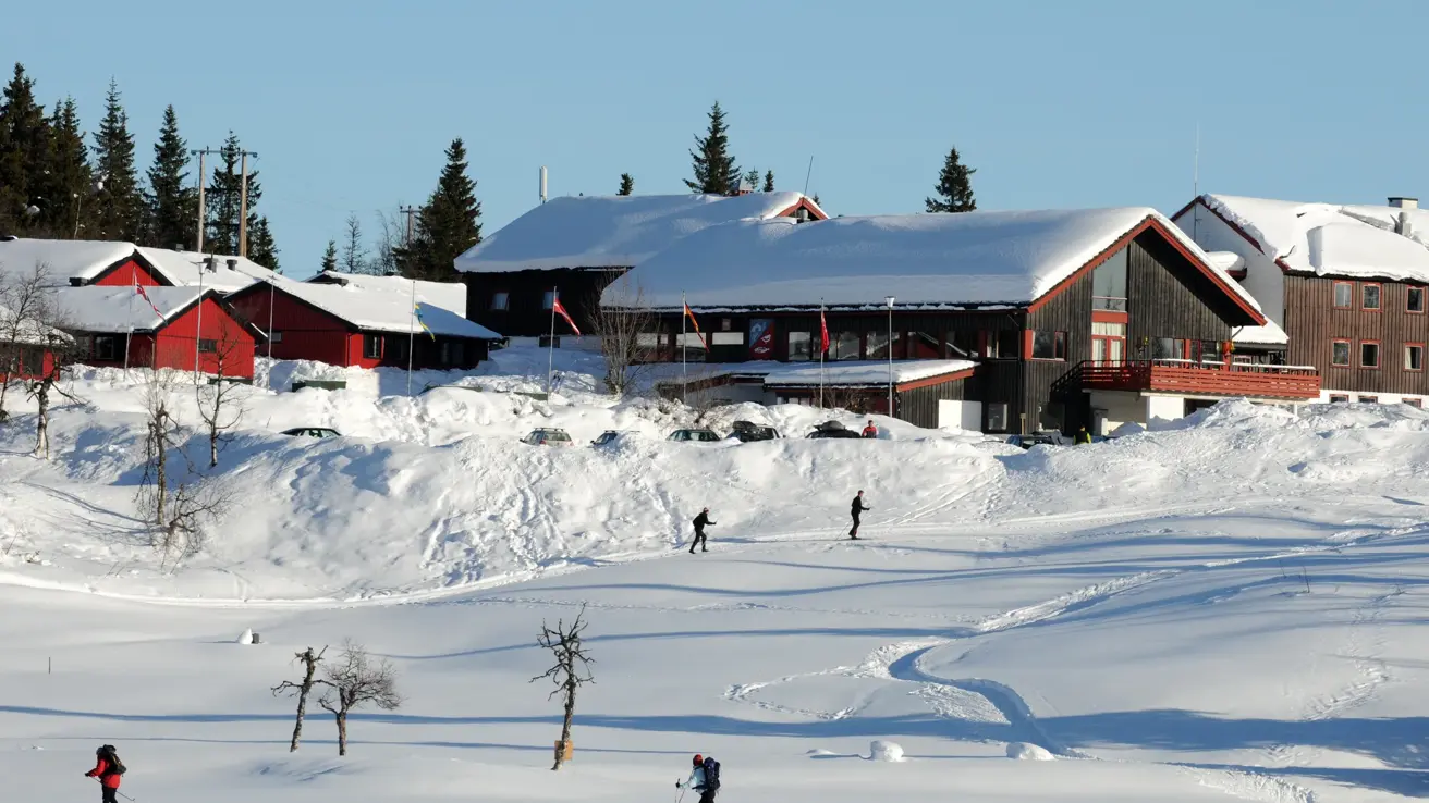 Vinterlandskap på utsiden av Austlid Fjellstue på Thon Hotel Skeikampen