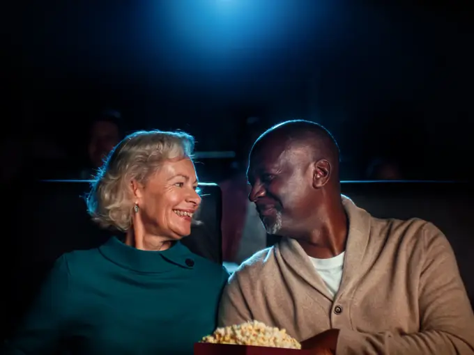 En dame og mann i kinosal