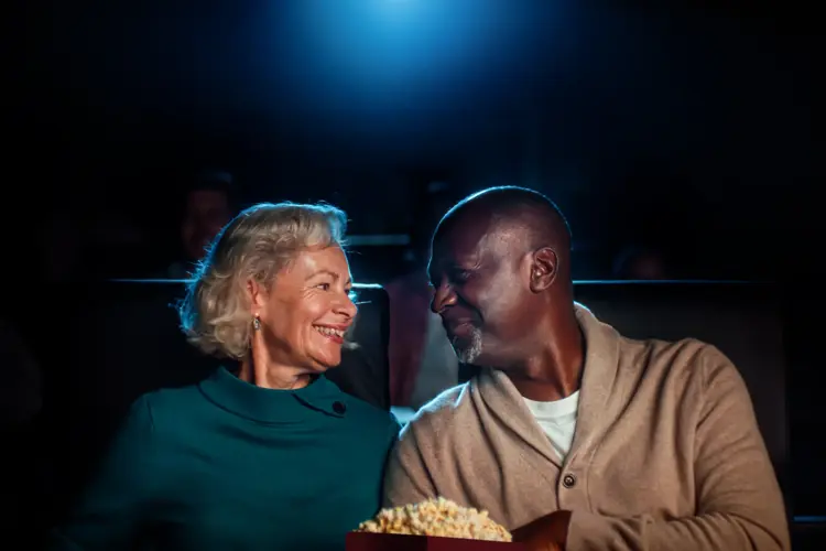 Er du på jakt etter senioraktiviteter? Vi har blant annet strikkekafe, seniorkino og seniorbowling på senteret. 