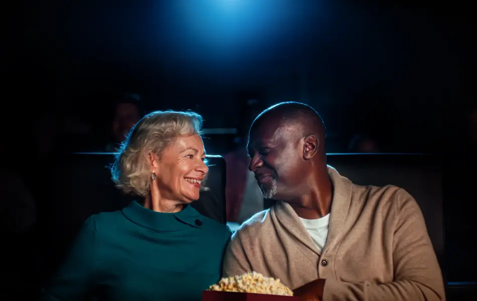 En dame og mann i kinosal