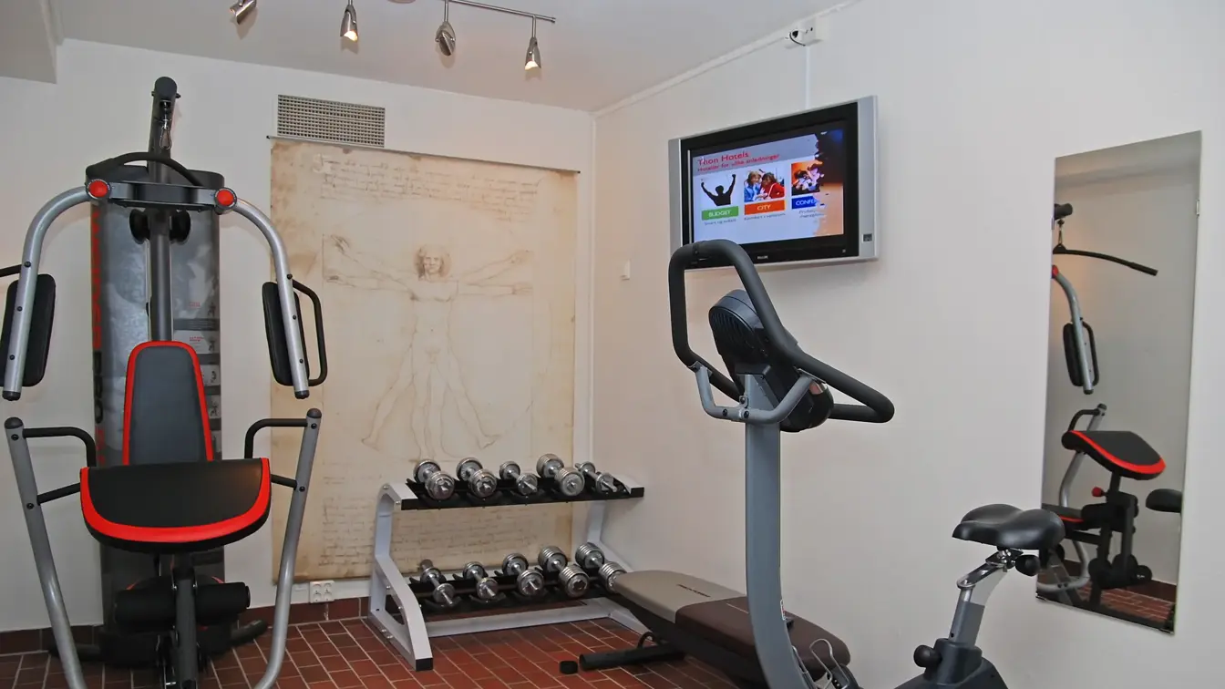 Treningsrom med vekter og apparater med TV hos Thon Hotel Sandnes