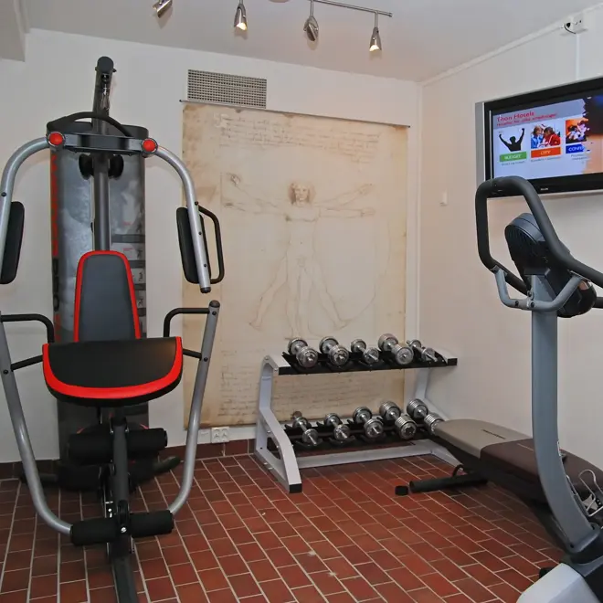 Treningsrom med vekter og apparater med TV hos Thon Hotel Sandnes