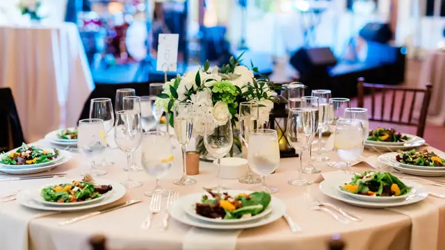 Rundt bryllupsbord med tallerkenretter. Foto til artikkel om bryllupsmenyer tilpasset sesong.