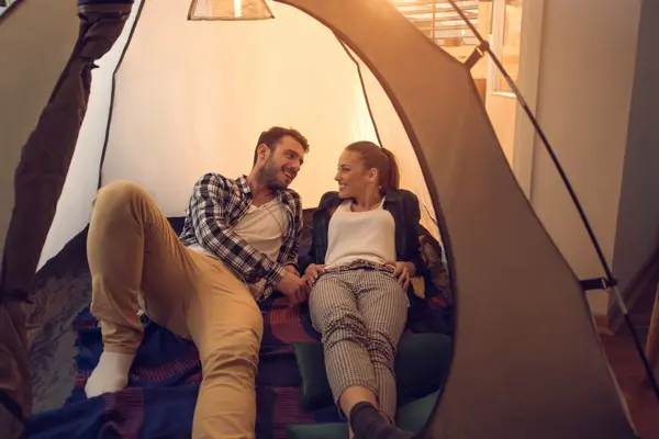 kjærestepar i telt inne i stua