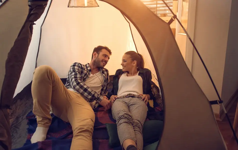 kjærestepar i telt inne i stua