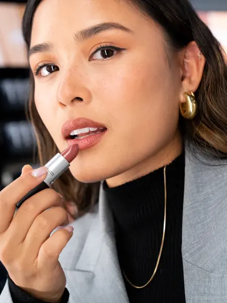 Tsutsumi Hoang med sine høstfavoritter fra Sandvika Storsenter 