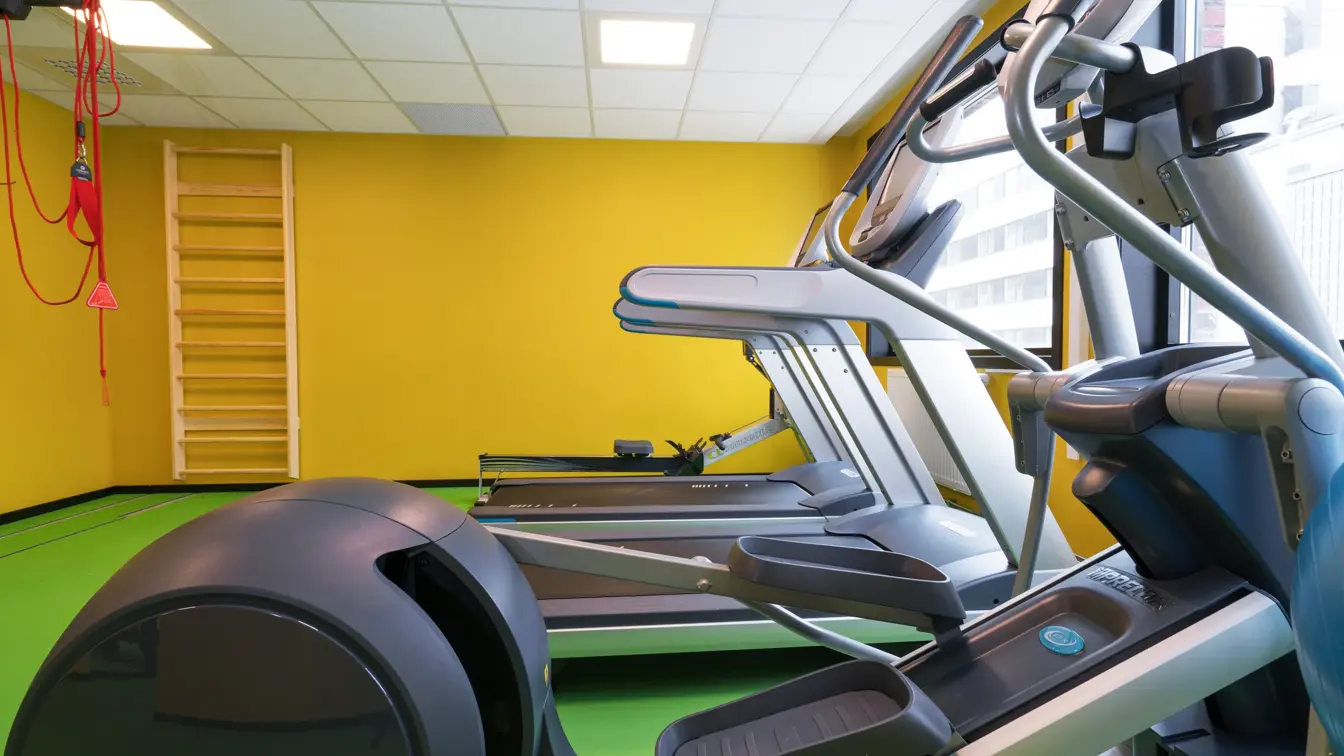Tredemøller og ulike andre treningsapparater i treningsrommet på Thon Hotel Polar i Tromsø