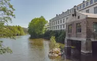 Gammel fabrikk ved et vann i Heggedal
