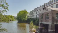 Gammel fabrikk ved et vann i Heggedal