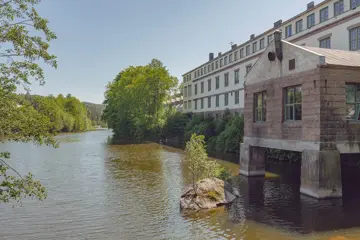 Gammel fabrikk ved et vann i Heggedal