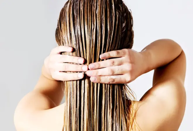 dame med kur i håret