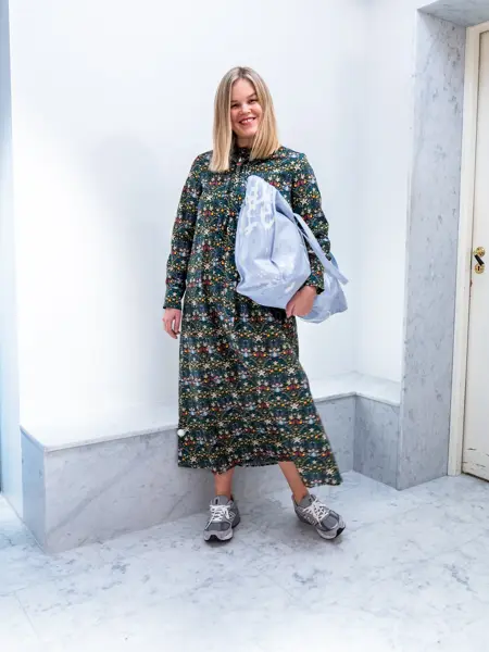 Vårens trender vist av en jente med halvlangt blondt hår. Rosa, 90 tallet og trenchcoat er en del av vårens trender