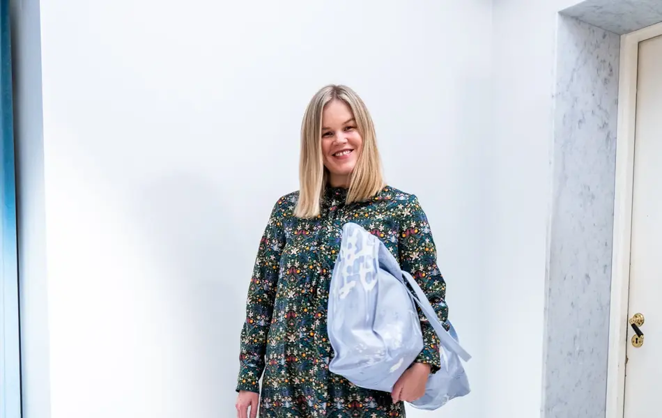 Vårens trender vist av en jente med halvlangt blondt hår. Rosa, 90 tallet og trenchcoat er en del av vårens trender