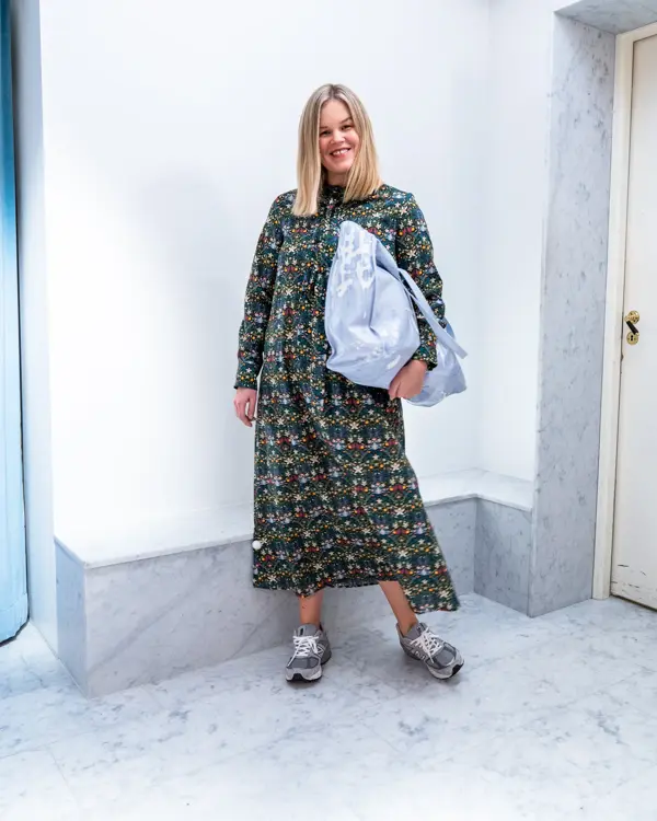 Vårens trender vist av en jente med halvlangt blondt hår. Rosa, 90 tallet og trenchcoat er en del av vårens trender