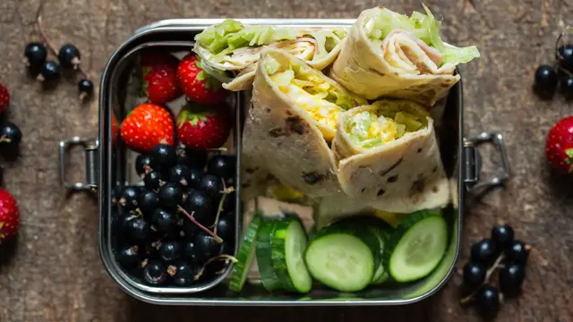 matpakke med fylte lomper, grønnsaker og bær