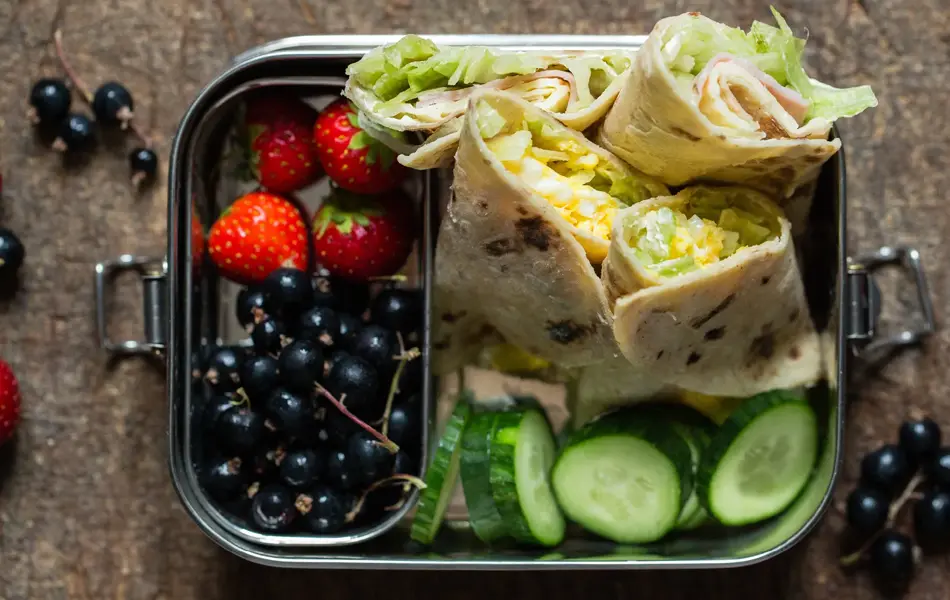 matpakke med fylte lomper, grønnsaker og bær