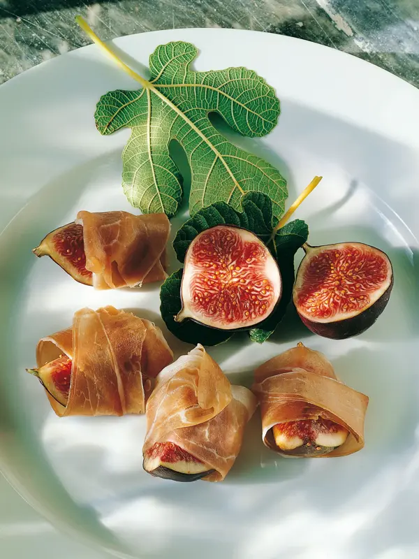 FIken i spekeskinke dandert på en tallerken