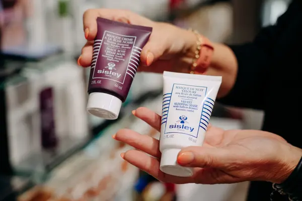 to ulike tuber med krem til ansiktsmaske