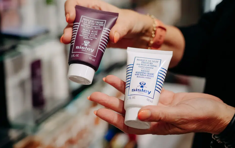 to ulike tuber med krem til ansiktsmaske