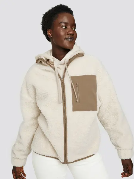 Dame med fleecejakke