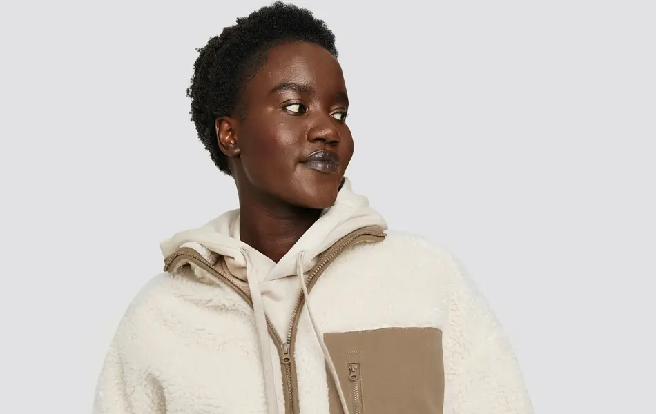 Dame med fleecejakke