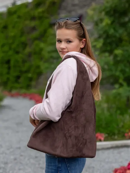 Barn med sekk og veske