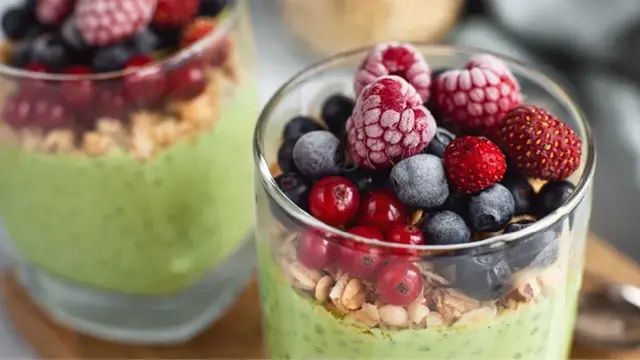 Grønn matcha pudding med bær