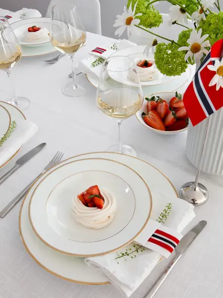 Liten kake med jordbær som ligger på et fat