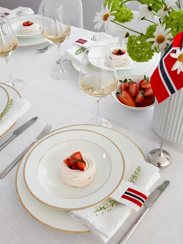 Liten kake med jordbær som ligger på et fat