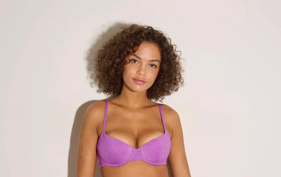 Modell i en skimmer rosa bikini.