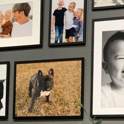 Flere bilder av en familie på vegg
