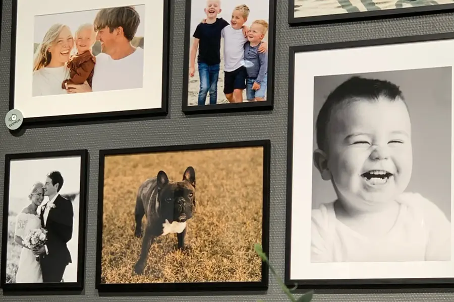 Flere bilder av en familie på vegg