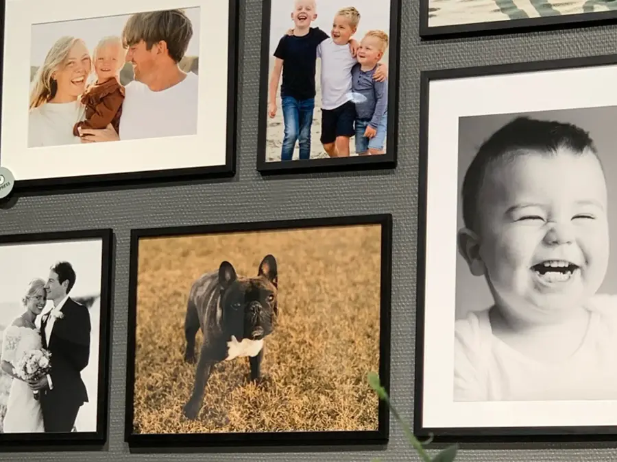 Flere bilder av en familie på vegg