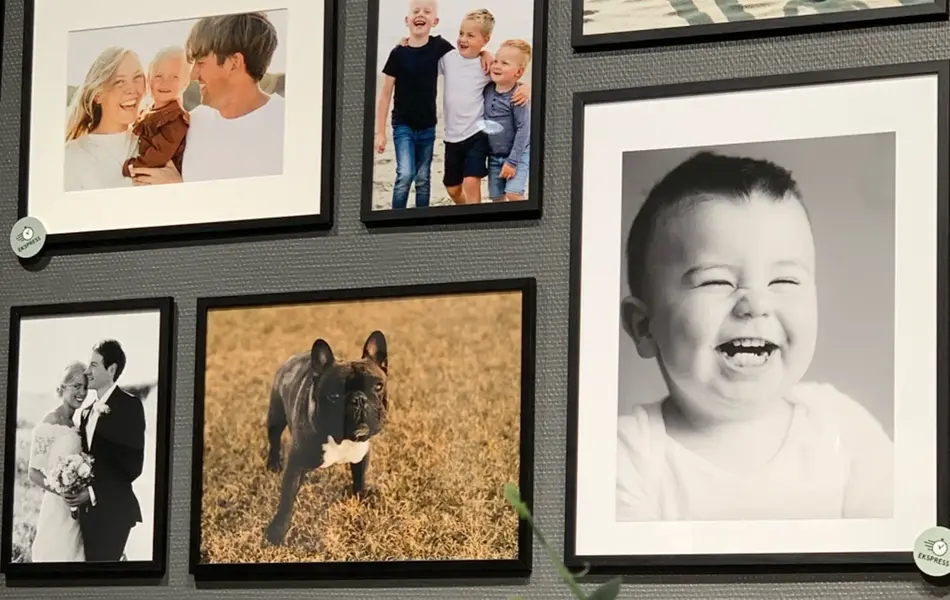 Flere bilder av en familie på vegg