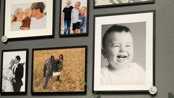 Flere bilder av en familie på vegg