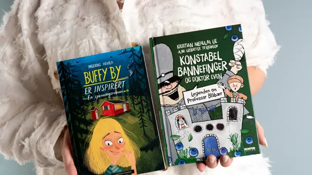 Dame som holder to barnebøker