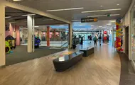 AMFI Raufoss fellesareal, i gang mellom butikker med sitteplasser til kunder