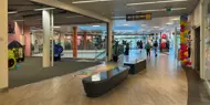 AMFI Raufoss fellesareal, i gang mellom butikker med sitteplasser til kunder