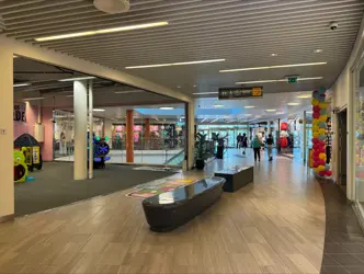 AMFI Raufoss fellesareal, i gang mellom butikker med sitteplasser til kunder