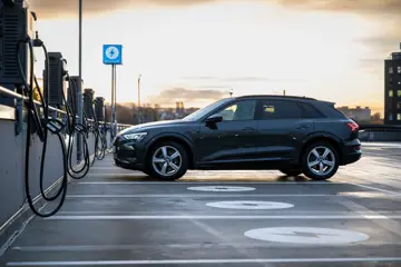 Bilder av kundereise når man parkerer eller lader