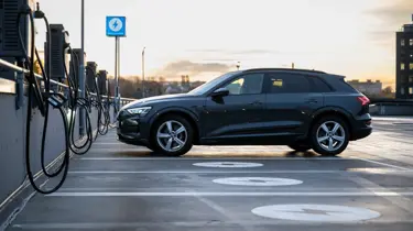 Bilder av kundereise når man parkerer eller lader