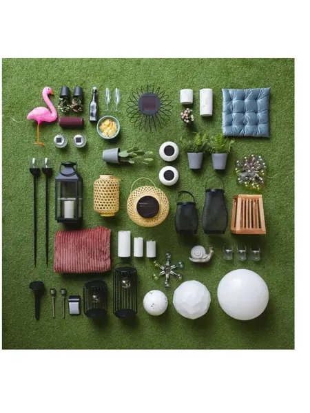 Oversiktbilde av lyskilder og forskjellig interiør til uteplassen