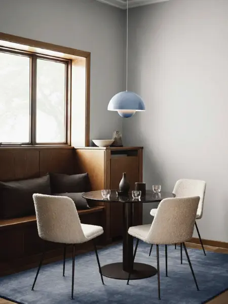 Taklampe over et lite spisebord