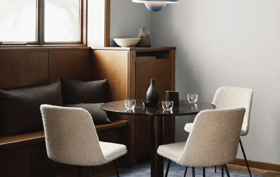 Taklampe over et lite spisebord