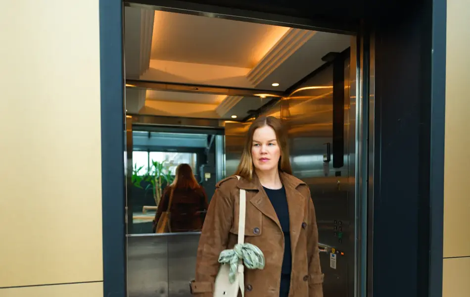 Sessa trenchfrakk 9000 skulderveske med naglehull 1699-2