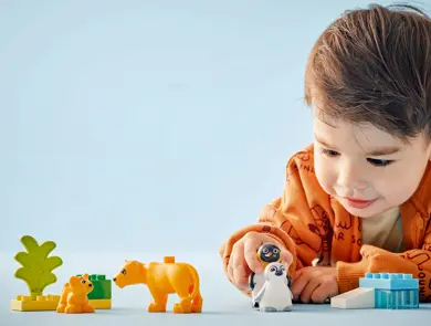 En liten gutt som leker med Lego Duplo.